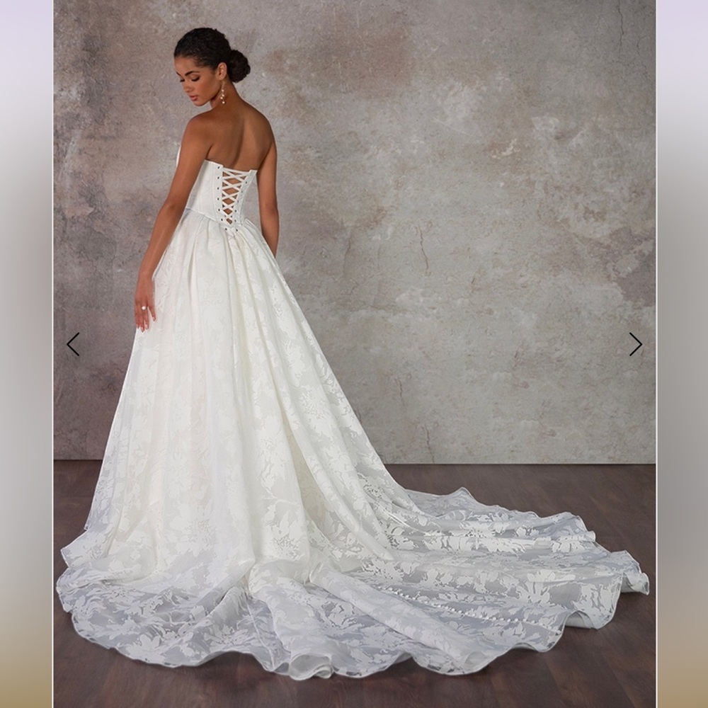 Essense of Australia, D4158 Wedding Dress - Picture 3 of 7